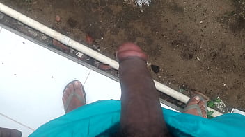 Preview 3 of Corridas Porno Legalporno - Mijando no quintal de casa