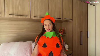 Preview 1 of Amateuri Oral - loira gostosa com fantasia de Halloween &eacute_ fodida forte e ganha leitinho na barriga - Elis Nebsniak