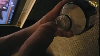 Preview 1 of Mom Soon Sleep - Hot Pissing In The Bottle