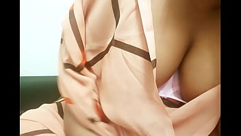 Preview 1 of Babe Yuojzz - Andhra aunty showing boobs in saree