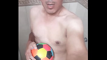 Preview 3 of Perempuan Bersama Perempuan - Futbolista desnudo