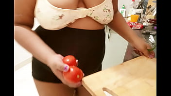 Preview 1 of Hat Xxx Videos Hd - Big ass Latina Maid working in kitchen