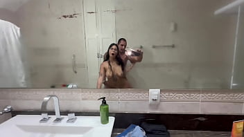 Preview 4 of Bilek Wait - Peguei minha enteada nua no banheiro e ela me ofereceu a bucetinha no pelo e eu gozei dentro