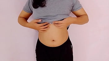 Preview 1 of Break Virgin Open - रीमा भाभी ने चूत में हेयर ब्रश डालकर मज़ा लिया XXX Bhabhi Sex