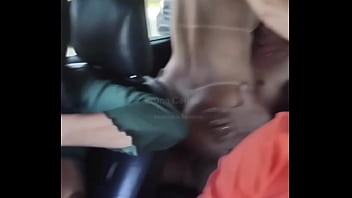 Preview 2 of Sxxxc Video Hide - Puta safada n&atilde_o aguentou de tes&atilde_o e pegou o chefe no carro mesmo enquanto os amigos dirigiam **completo no Red e no Sheer**