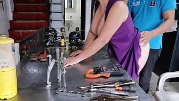 Preview 2 of Petite Daughter Seduces Dad - Esta chica llega a mi taller en busca de ayuda para su electrodom&eacute_stico pero en realidad lo que quiere es que le de verga. Pues ya me la hab&iacute_a cojido antes. Y de verdad que esta muy rica