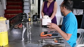 Preview 1 of Petite Daughter Seduces Dad - Esta chica llega a mi taller en busca de ayuda para su electrodom&eacute_stico pero en realidad lo que quiere es que le de verga. Pues ya me la hab&iacute_a cojido antes. Y de verdad que esta muy rica