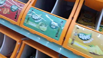 Preview 3 of Xxx Videos Amp2 - Esposa no mercado sem calcinha exibe em publico!