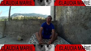 Preview 1 of Blande Com - Una gorda con botas de cuero guarra meti&eacute_ndose las bragas dentro del coño. Esto es una caramelito para los fetichistas. Fetiche de ropa interior y cuero.
