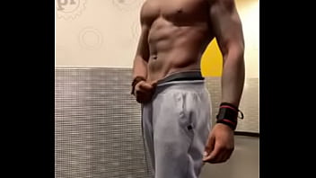 Preview 2 of Searchcasi Ni A - Handsomedevan hits the gym