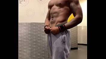 Preview 3 of Searchcasi Ni A - Handsomedevan hits the gym