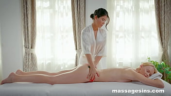 Preview 2 of Big Xsxx - Lesbian masseus Ariela Donovan makes Lady Dee orgasm