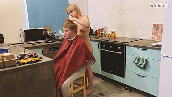 Preview 2 of Milf Sex Flap - Парикмахер на дому. Расплатился спермой с её тугой попкой. Кончил внутрь!