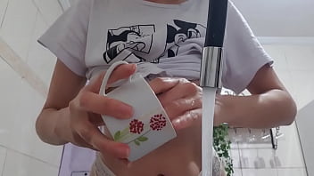 Preview 1 of Opisyal Xxx Video - FAXINEIRA LAVA LOU&Ccedil_AS COM SEIOS DE FORA ..