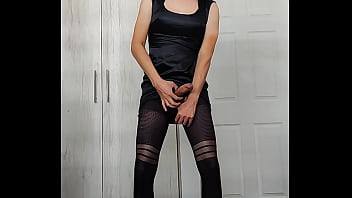 Preview 3 of Sister Cousin Fucking - Sofiacolin - manchando el piso con vestido negro