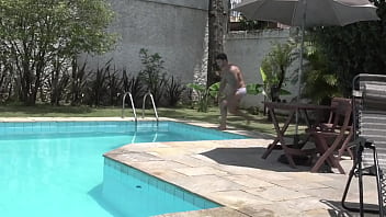 Preview 2 of Soxy Xxxz - Arrombando o puto na piscina. - Free