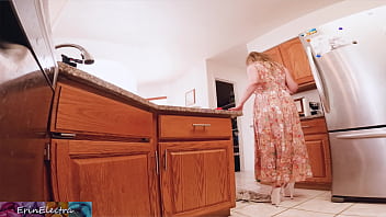 Preview 4 of Earthquake Massage Subtitles - Free use MILF stepmom fucked in the kitchen while washing dishes