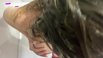 Preview 4 of Sona Bhabhiforce Porn - Video Casero Real - Le rompen el Culo en la DUCHA - DivinaMaruuu