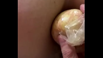 Preview 1 of Amateur Brunette Playing On Cam - Expulsando uma ma&ccedil_&atilde_ grande do cu,  porque sou arrombada e larga