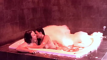Preview 2 of Sunny Leone Group Sex In Hd - Me Encanta como Te Rebotan Las Tetas En El Jacuzzi  Te Me Subiste,  Y Terminaste Montada En Mi Verga Gimiendo