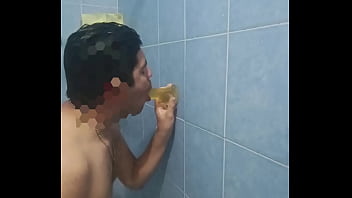 Preview 2 of Teen Lesbians Love Anal - D&aacute_ndome rico en la ducha y haciendo mi primer mamada a un dildo