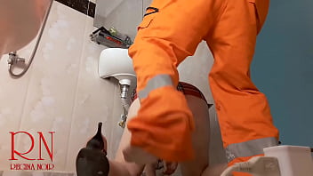 Preview 4 of Xxnxx Xnxxxxnxgirl - Housewife without panties seduces plumber. c 2