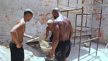 Preview 3 of Step Knows - Trabalhando na obra com um amigo e o encarregado tava todo cheio de gra&ccedil_a. Safado pra pagar nossa di&aacute_ria exigiu que a gente fudesse ele.