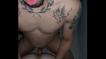 Preview 1 of Shemale Shemale Sex Bbw - Colou l&aacute_ em casa pra tomar pau
