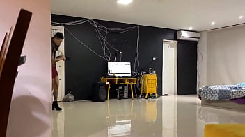Preview 1 of Nude Catwalk Male - Levei Novinha Tatuada Para Casa