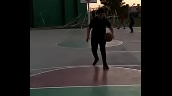 Preview 1 of Old Man Aet Pussy - Gorda reimunda tetona juega basquet
