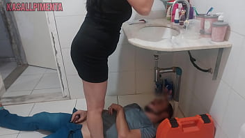Preview 2 of 10 Yaer Old Showers Video - atendi o encanador de vestido s&oacute_ para ver se teria o pau dele