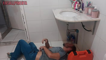 Preview 1 of 10 Yaer Old Showers Video - atendi o encanador de vestido s&oacute_ para ver se teria o pau dele