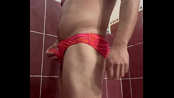 Preview 1 of Lkaty Rose - A petici&oacute_n de mi suggar daddy,  voy al ba&ntilde_o a orinar