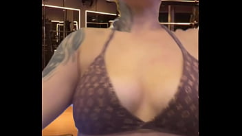 Preview 1 of Heroines Sex - Fui na escada da academia fiquei toda molhadinha corri pro banheiro pra secar a bucetinha e os peitos ! ( completo sheer e x-red)