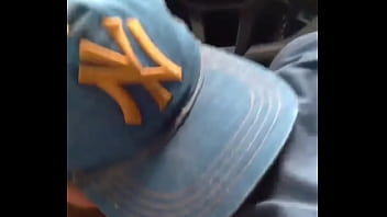 Preview 3 of Pornhud Gay - Chupando o pau do meu amigo dentro do carro no meio da pra&ccedil_a