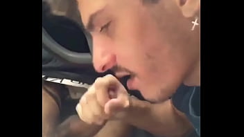 Preview 1 of Pornhud Gay - Chupando o pau do meu amigo dentro do carro no meio da pra&ccedil_a