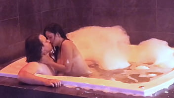Preview 1 of Hairpulling Lesbian - As&iacute_ no pares Dame m&aacute_s,  S&iacute_gueme Bombiando En El Jacuzzi