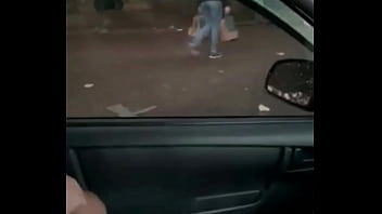 Preview 2 of Son Catch Mom Xxx Kitchen - Batendo Punheta no carro enquanto dirijo