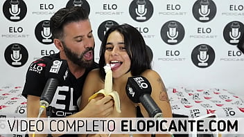 Preview 2 of Fairbanks Alaska Rooroo - PEQUITAS CHUPA LA BANANA CON CREMA EN EL CUARTO PICANTE