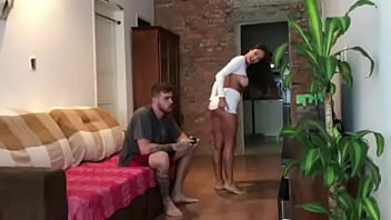Preview 2 of Drink Milk Xnxx - Morena safada n&atilde_o deixa o primo jogar videogame e come&ccedil_am a fuder - Ana Rothbard