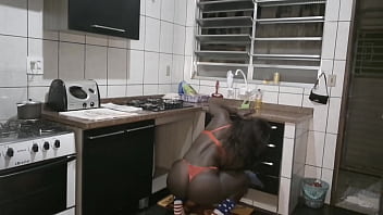 Preview 4 of Anal Mature Huge Tits - DONA DE CASA MUITO GOSTOSA LIMPANDO E ESTIGANDO SO DE LANJERYE VERMELHA ASSISTA COMPLETO NO RED OU SHER