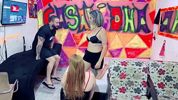Preview 3 of Hot Mkms - Minha melhor amiga espero eu sai para ir foder com meu marido,  mais nao esperava que eu voltaria n&eacute_ safada. Agora ela vai v&ecirc_ oque &eacute_ ser fudida por mim!