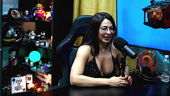 Preview 1 of 1st Time Sex Beauty Girl - Isa Viajante fica Peladinha no Est&uacute_dio ainda pede pro Ruan pegar no rab&atilde_o dela,  que delicia - Podcast P&aacute_pum no Barraco!
