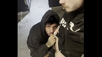 Preview 3 of Nice Handjob To Dad - ME MAMOU E METEU NO PELO NO BANHEIRO DO CINEMA