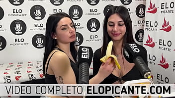 Preview 2 of Video Sexx Full - MIELCITA Y ALMENDRA CHUPAN LA BANANA CON CREMA Y SE LA TRAGAN