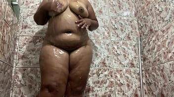 Preview 4 of Grils Doing Animal Porns Videos - Filmei escondido a morena no banho