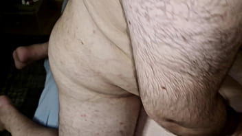 Preview 4 of Retro Cim - Tr&iacute_o de gordos peludos se chupan las pollas y se follan a pelo (Short Video)