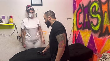 Preview 1 of Old Man Blacksex - Contratei uma massagista t&acirc_ntrica escondido da minha mulher a massagista fez eu gozar gostoso na boquinha dela !