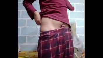 Preview 1 of Indian Baap Beti Boobs Press - Chico se desnuda y se masturba