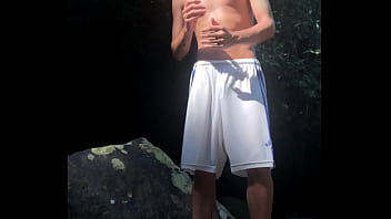 Preview 1 of Hot Vuduo - Batendo uma na cachoeira